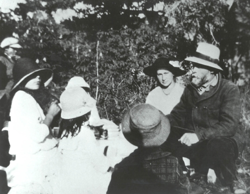 Eunice-on-left-with-her-parents.jpg